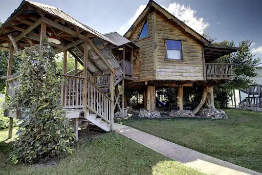 Cloud 9 treehouse Outside View