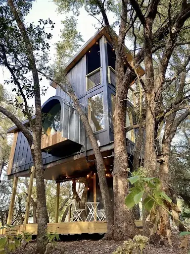 Leaf Treehouse HoneyTree Farm Outside View